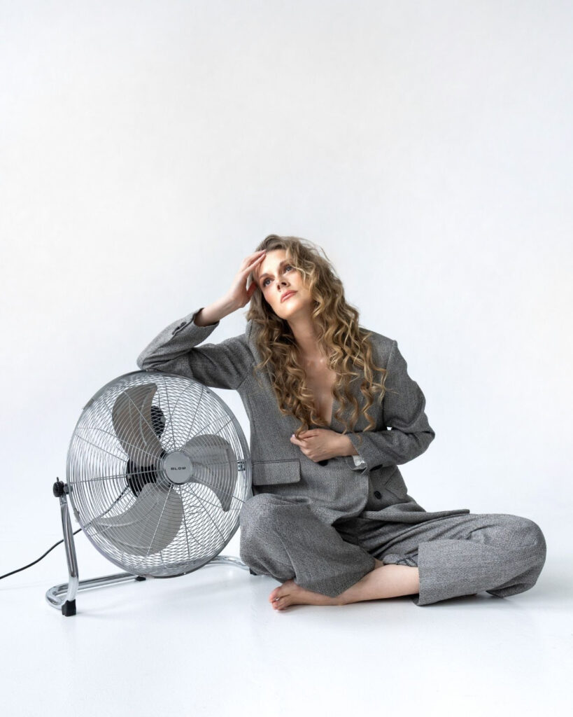 Fotografia dla marki osobistej - elegancki portret kobiety w studiu w Warszawie, sesja wizerunkowa