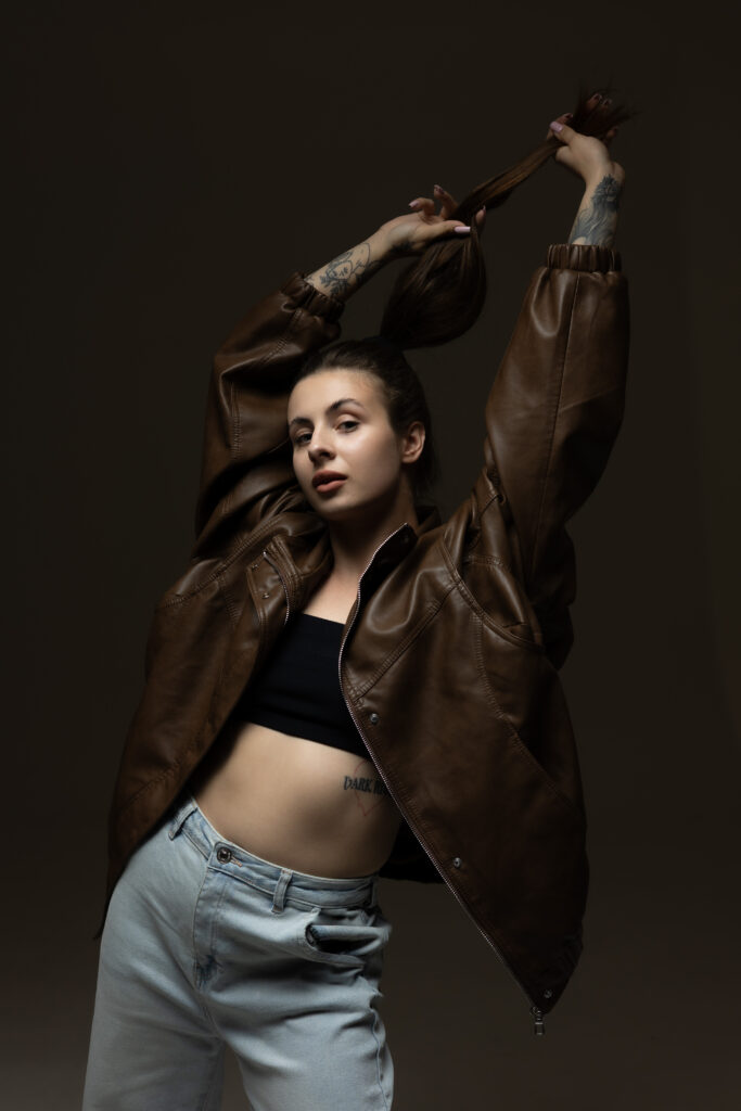 Kobieca sesja portretowa w Warszawie - indywidualna fotografia, która buduje pewność siebie i pokazuje charakter.