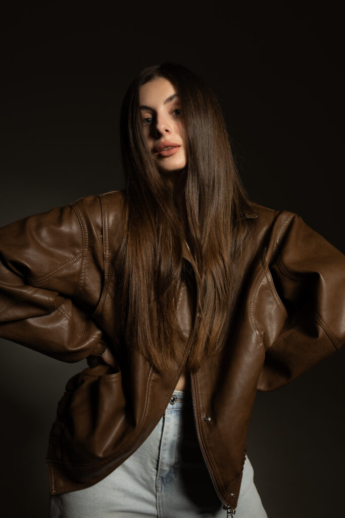 Kobieca sesja portretowa w Warszawie - indywidualna fotografia, która buduje pewność siebie i pokazuje charakter.