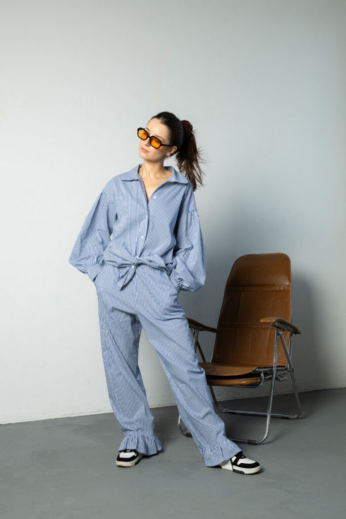 Fotografia biznesowa i wizerunkowa - kobieta podczas sesji portretowej w studiu, Warszawa