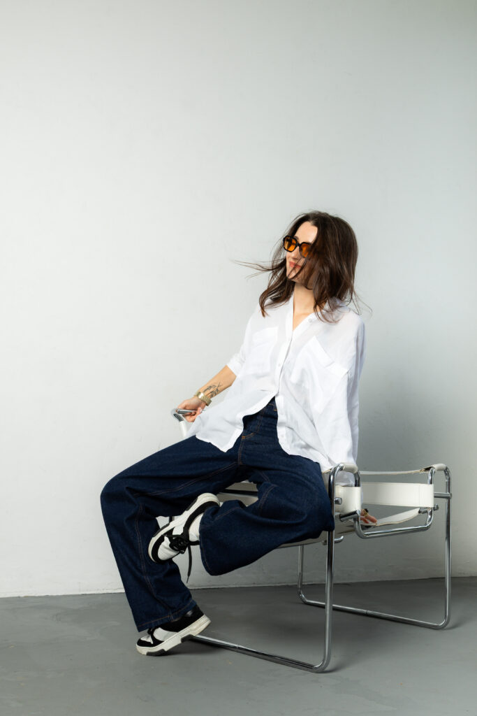 Fotografia biznesowa i wizerunkowa - kobieta podczas sesji portretowej w studiu, Warszawa