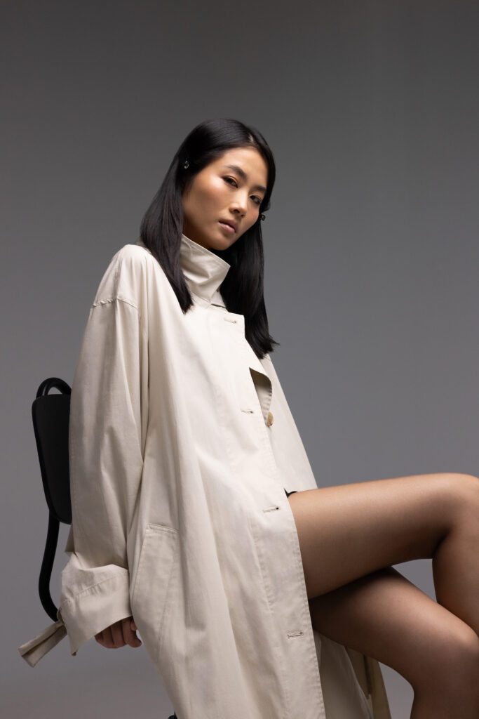 sesja zdjęciowa, warszawa - elegancki portret kobiety w studiu, budujący wizerunek i markę.