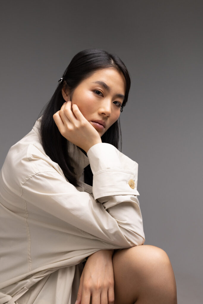 Fotografia biznesowa i wizerunkowa - kobieta podczas sesji portretowej w studiu, Warszawa