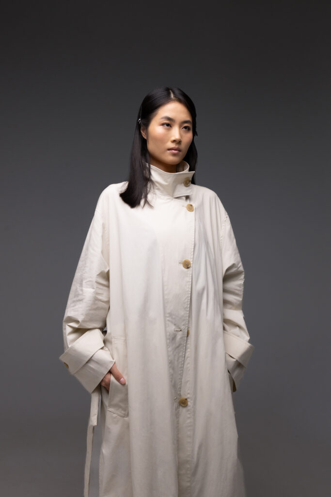 sesja zdjęciowa warszawa - elegancki portret kobiety w studiu, budujący wizerunek i markę.