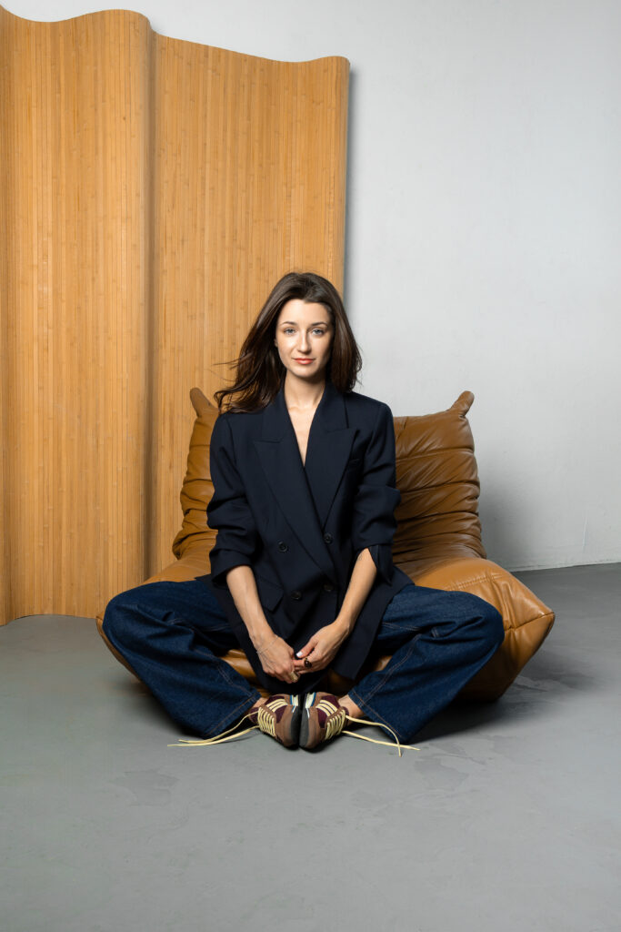 Portretowa sesja zdjęciowa dla marki osobistej - naturalna i elegancka fotografia premium.