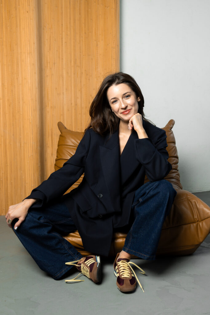 Siedzący portret biznesowy - profesjonalna sesja zdjęciowa dla marki osobistej w Warszawie.